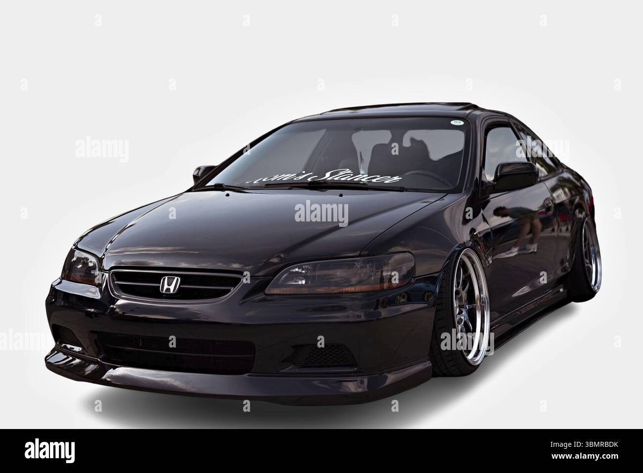 Honda Accord coupé ribassata con cerchi post-vendita, fari colorati e un adesivo adesivo personalizzato sul parabrezza, che riflette la messa a punto della vettura Foto Stock