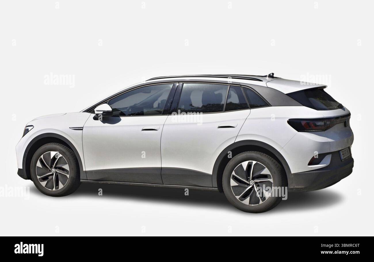 Moderno SUV elettrico Volkswagen ID.4 bianco fermo su sfondo bianco, con design elegante e tecnologia ecocompatibile Foto Stock