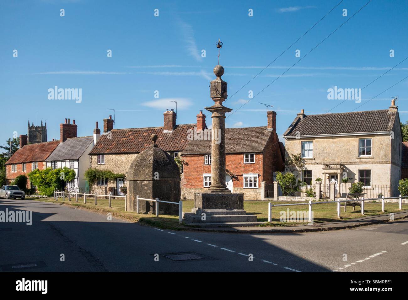 Il vecchio villaggio chiuso e il mercato attraversano il verde del villaggio nel centro di Steeple Ashton, Wiltshire, Regno Unito Foto Stock