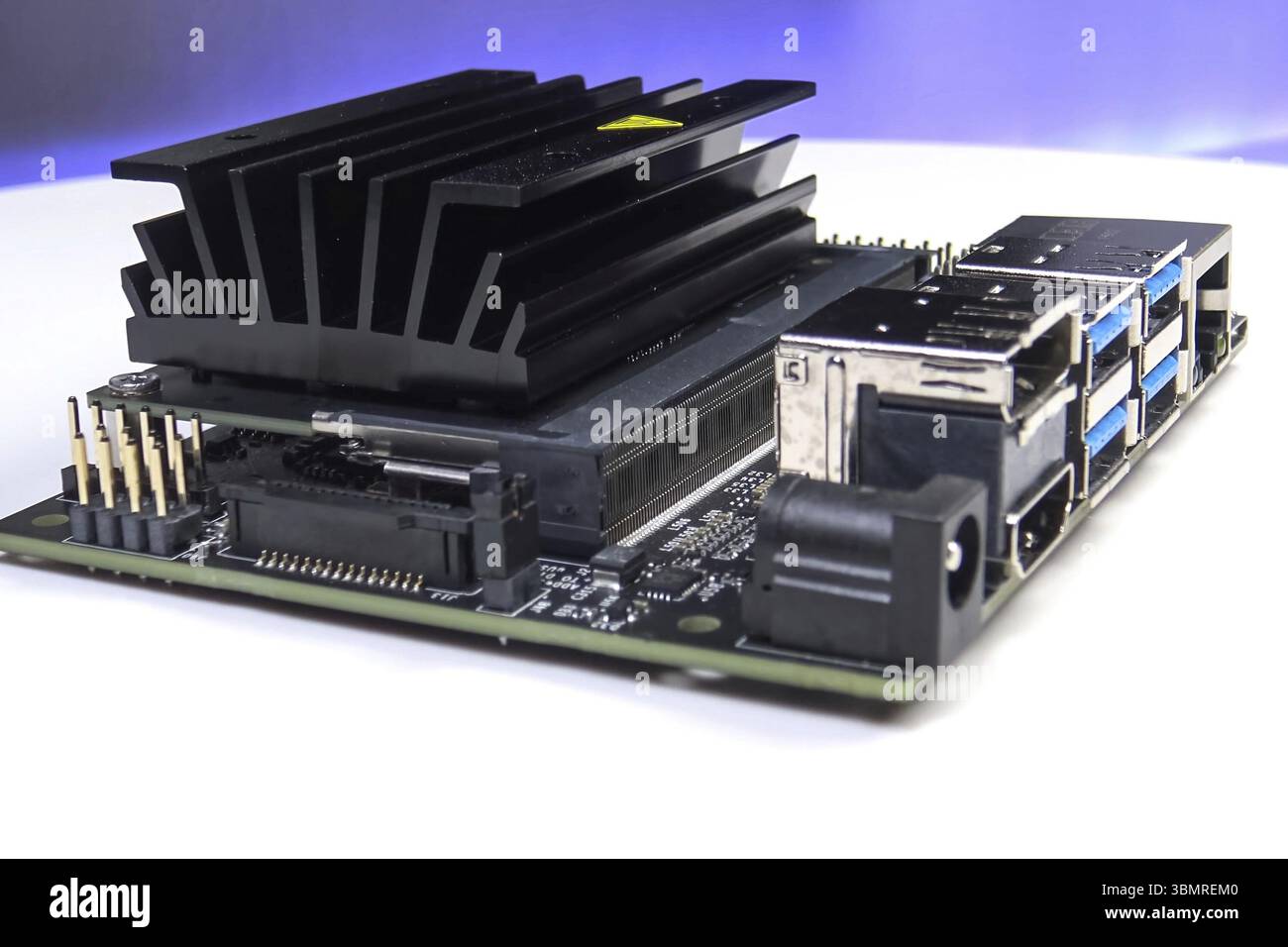 Radiatore di raffreddamento per la scheda mini-computer. Componenti elettronici di raffreddamento Foto Stock