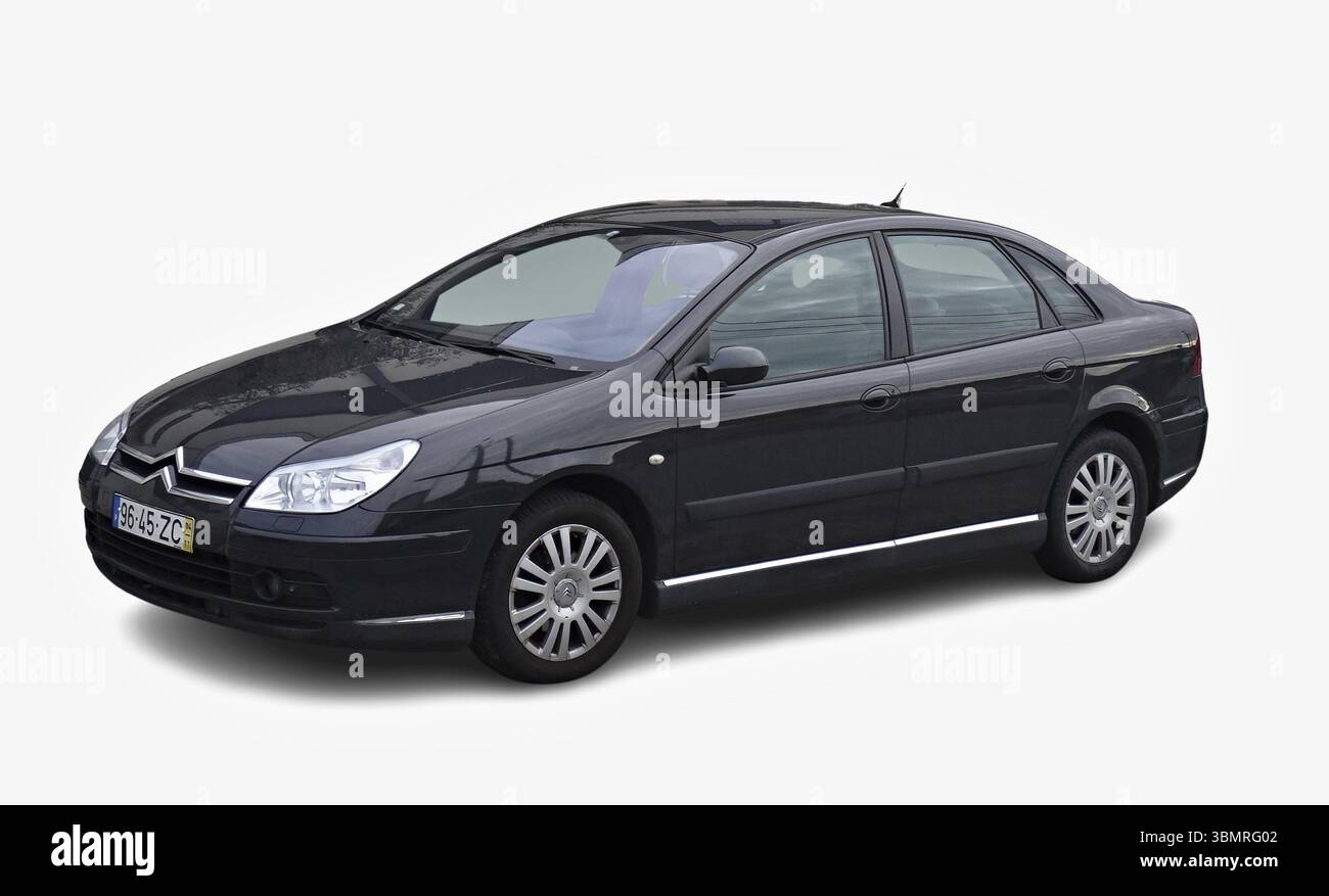Citroen C5 grigio scuro parcheggiato su sfondo bianco, che mostra il suo design moderno e la sua praticità Foto Stock