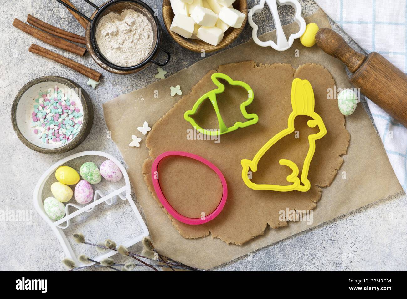Ingredienti per la cottura di Pasqua. Farina, uova, latte, zucchero, burro e utensili da cucina da cuocere su un tavolo di pietra. Vista dall'alto. Copia spazio Foto Stock