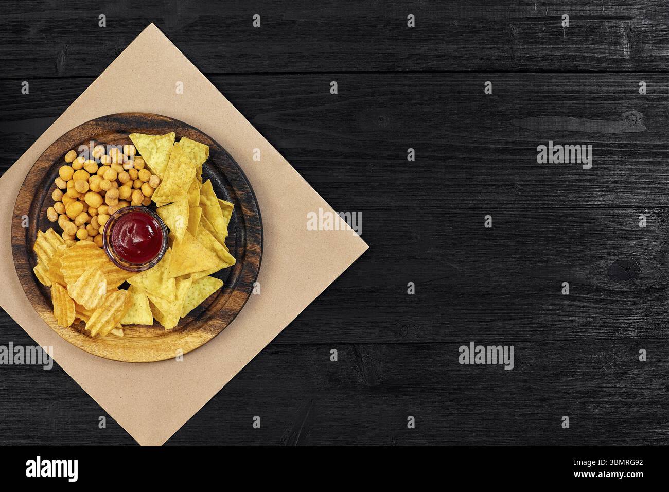 Ampia scelta di spuntini per birra con salse diverse sulla pergamena vista dall'alto. Spazio di copia. Vita morta. Disposizione piatta Foto Stock