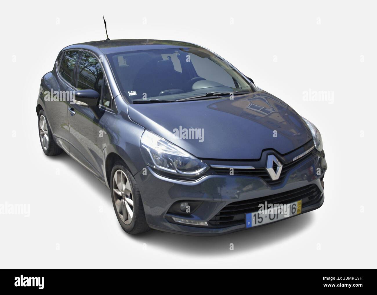 Auto moderna e compatta parcheggiata in un ambiente urbano, che ne mostra il design e la praticità Foto Stock