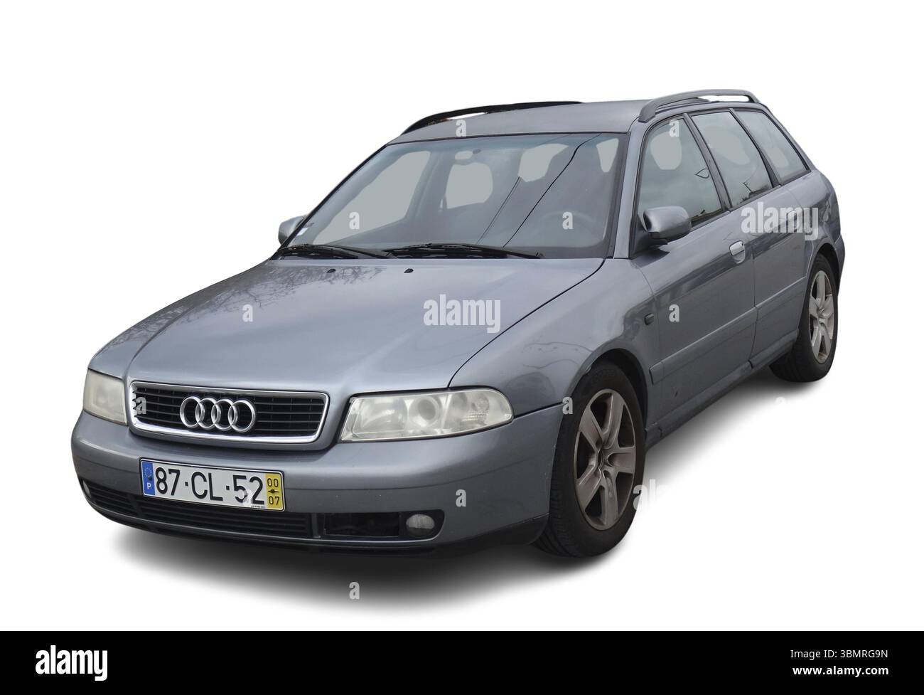 Audi A4 Avant B5 parcheggiata, con vista frontale e laterale, isolata su sfondo bianco Foto Stock