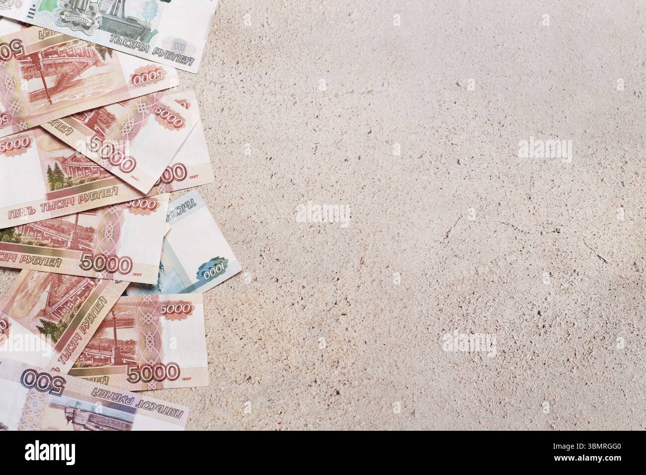 Rubli russi banconote di fondo. Concetto di pagamento in rubli. Cambio valuta, crisi finanziaria, svalutazione o rafforzamento del rublo Foto Stock