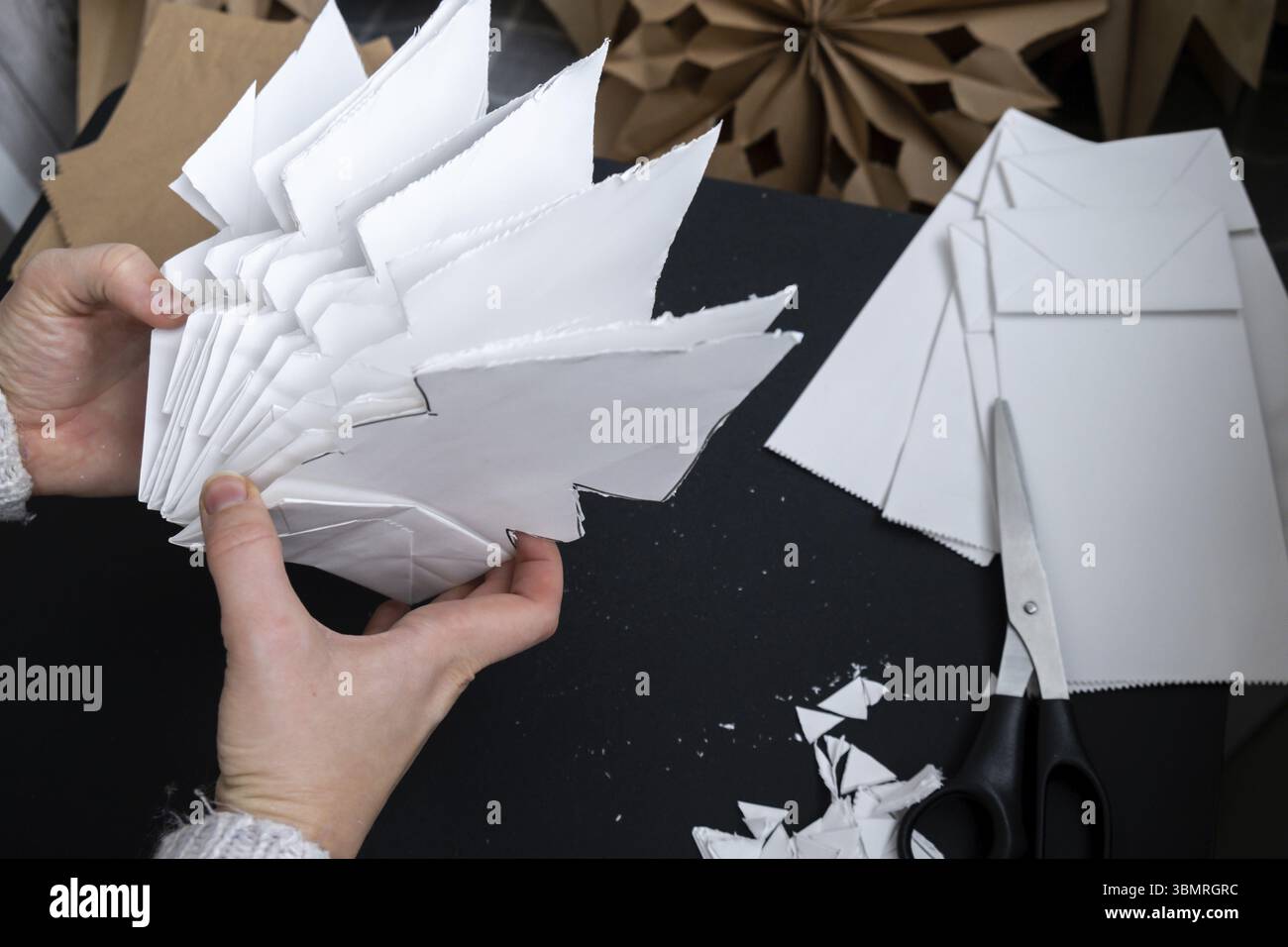 Master class nella realizzazione di fiocchi di neve di carta artigianali per decorare con cura il Natale. Festeggiamenti sostenibili progetto di vacanza fai da te con responsabilità minima. Fase Foto Stock