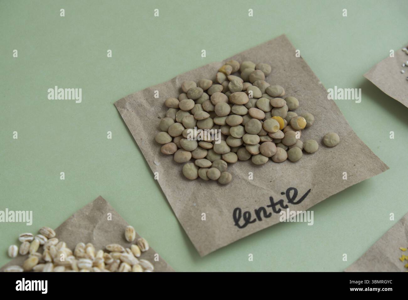 Porridge di lenticchie verdi grezze ricaricabile con testo in esempi di carta. Ricarica formato prodotto ecologico. Specie di grani di farro intero. Alta proteina f Foto Stock