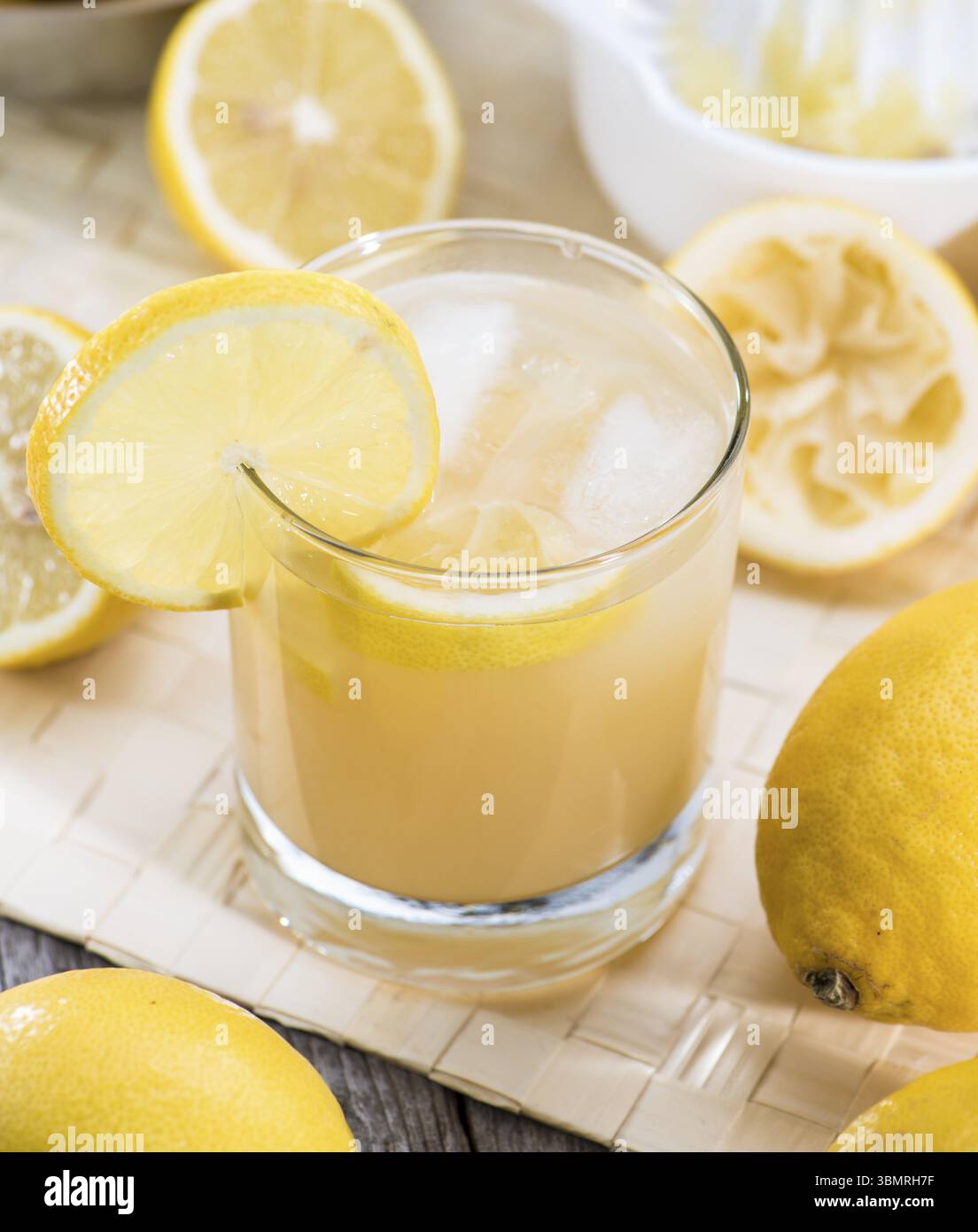 Fresche fatte di succo di limone con frutti Foto Stock