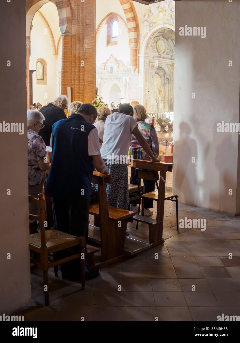 Alseno, Italia 22 giugno 2025 turisti e devoti partecipano alla messa e alla preghiera durante le celebrazioni del Corpus Domini nell'Abbazia cistercense di Foto Stock