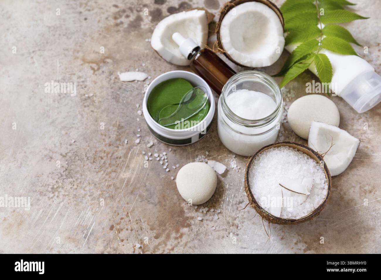 Cosmetici naturali biologici con burro di cocco per la cura del corpo, trattamenti termali. Cura di bellezza fermentata - olio di cocco, sale da bagno, crema cosmetica, siero e. Foto Stock