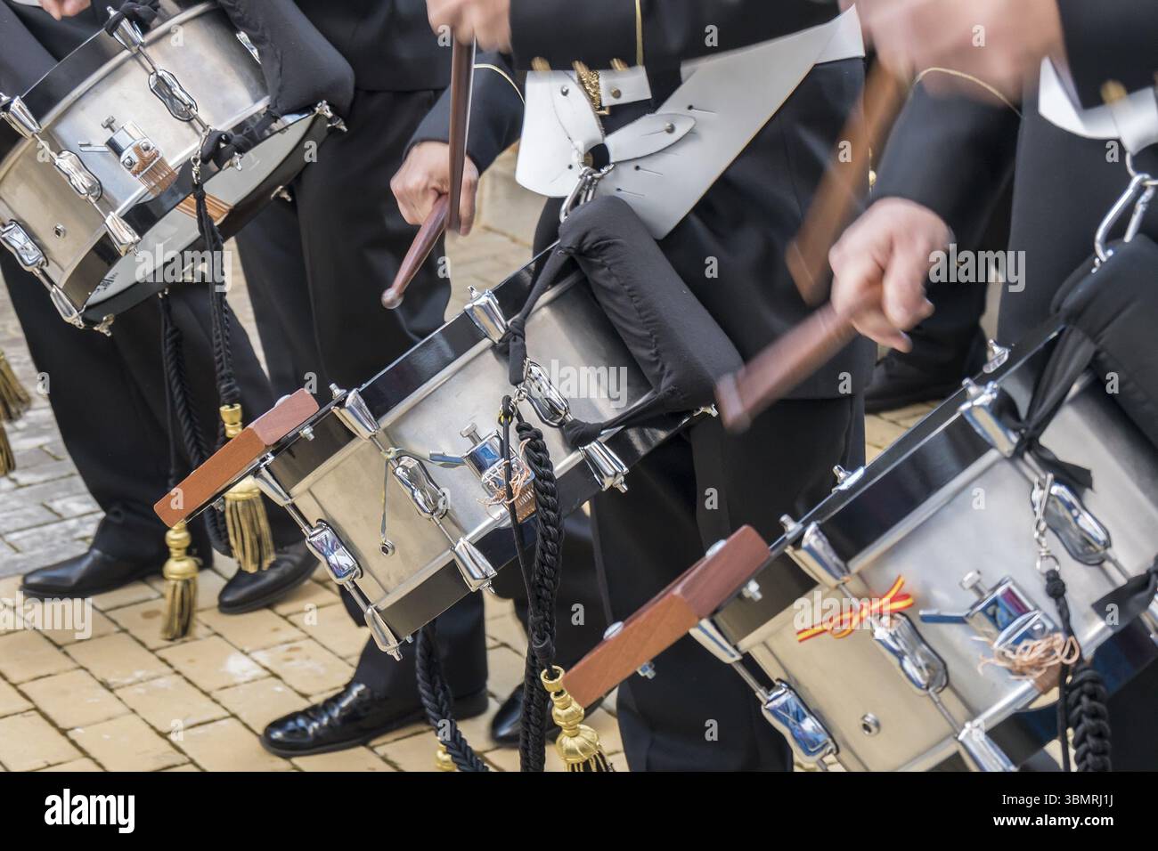 Musicisti suonando la batteria in una band Foto Stock