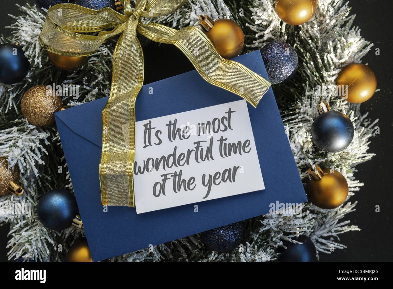 Biglietto d'auguri con IL testo PIÙ BELLO DELL'ANNO sulla corona di Natale fatta a mano. Festeggiamenti natalizi per il nuovo anno. Decorazione da cartolina Foto Stock