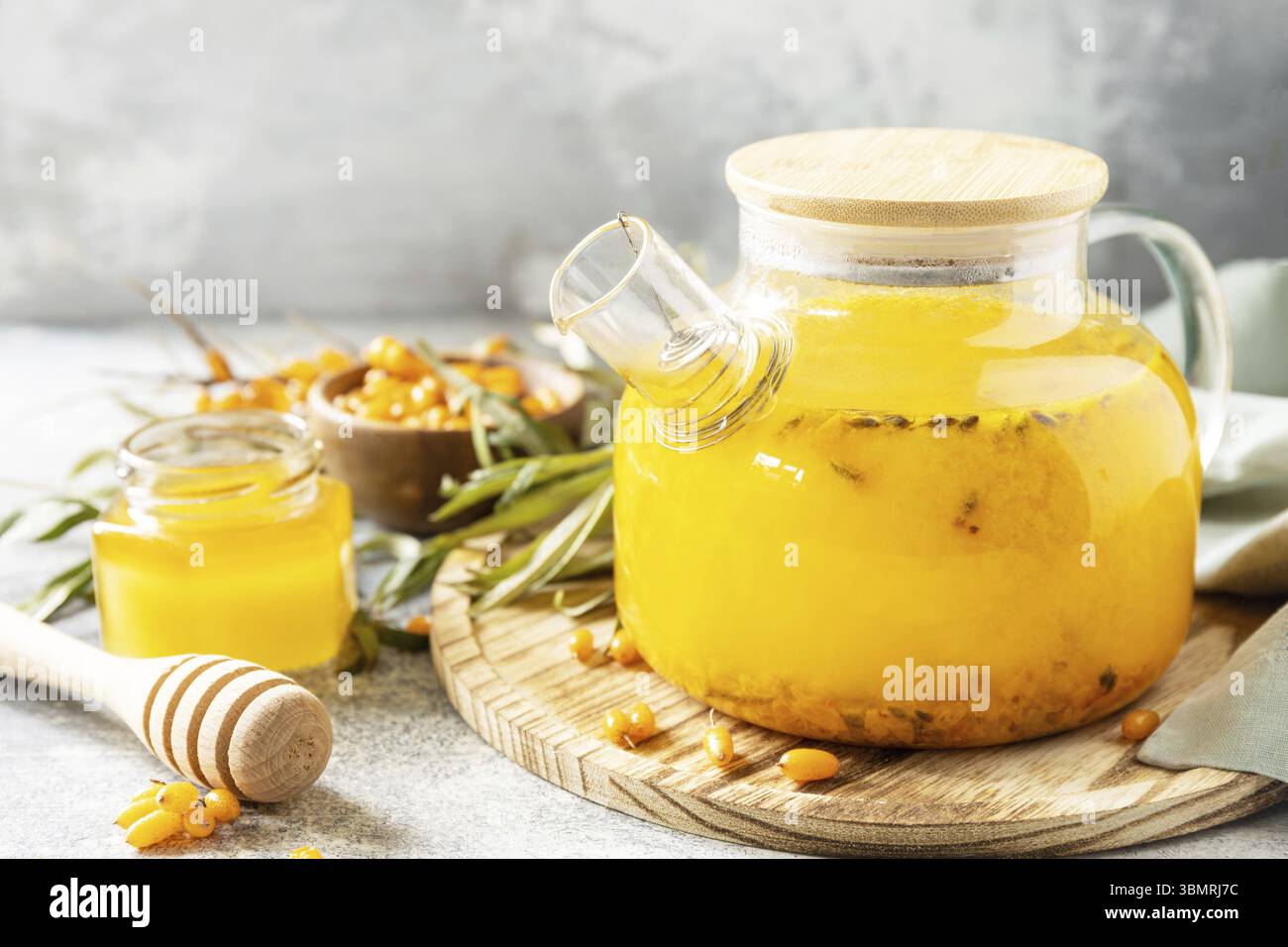 Mare sano â€‹â€‹â€‹â€‹tè con miele su fondo di pietra grigia. Tè autunnale, bevanda di stagione alle bacche. Copia spazio Foto Stock