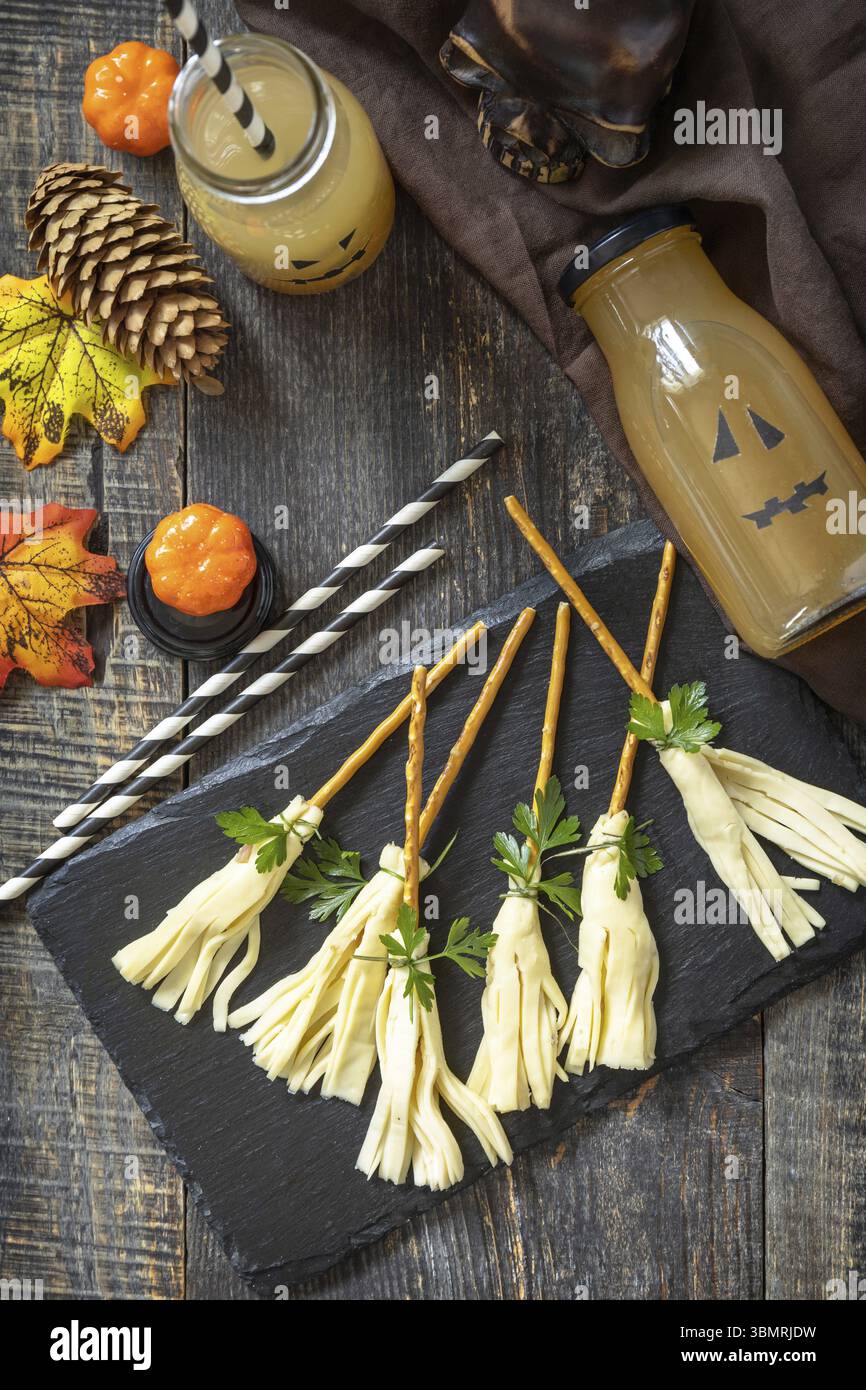 Divertente idea di Halloween per il cibo da festa. Spuntino creativo al formaggio di Halloween su un tavolo di legno. Sfondo piatto della vista superiore Foto Stock