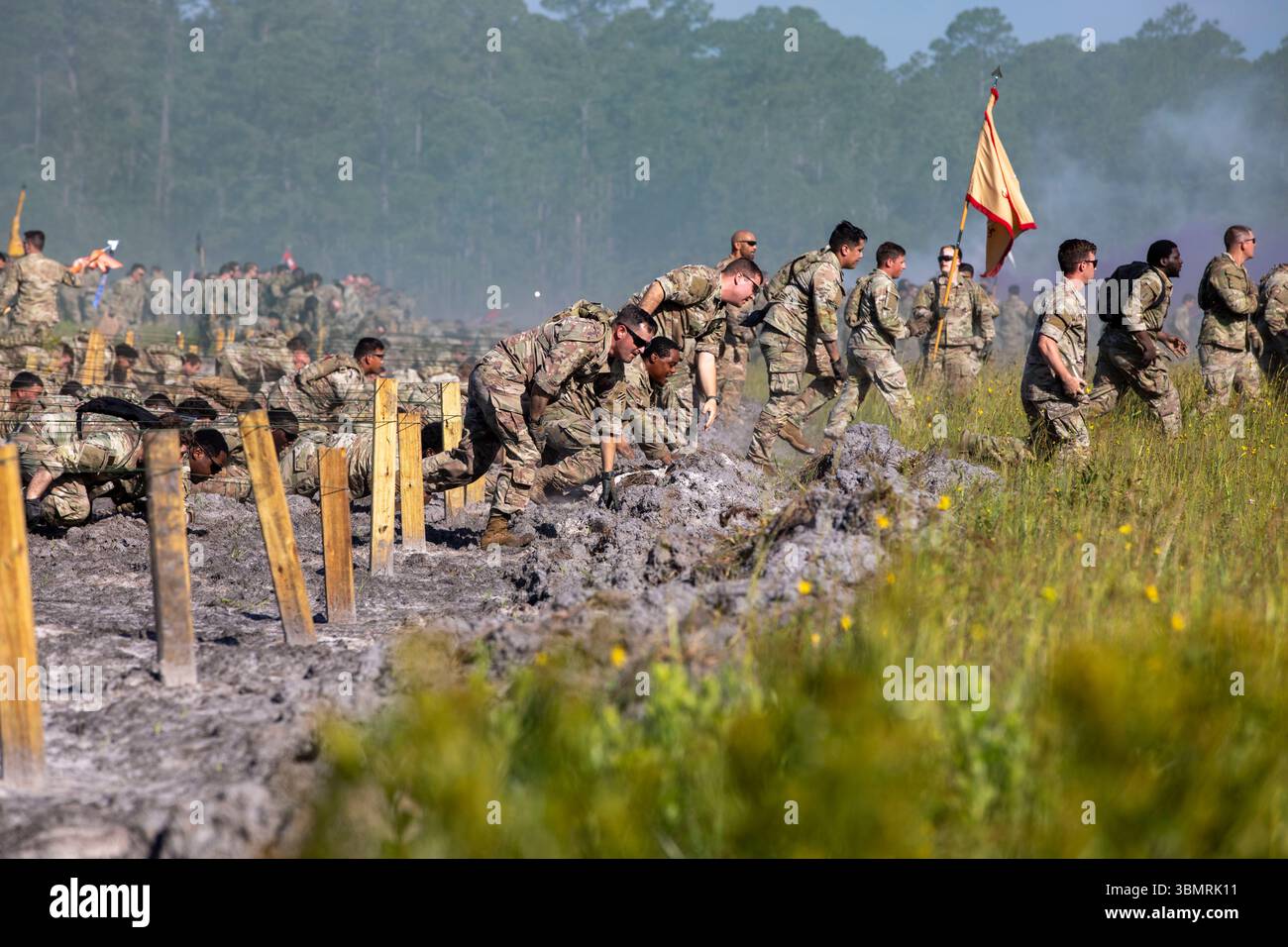 Soldati statunitensi assegnati alla 3rd Infantry Division strisciano sotto un ostacolo durante la presa della Marne come parte di salute to Summer a Fort Stewart, Georgia, il 27 giugno 2025. L'evento ad alta intensità ha evidenziato il lavoro di squadra, la resistenza e il coordinamento, mentre i soldati Dogface hanno navigato in un percorso impegnativo progettato per testare le prestazioni fisiche e la coesione delle unità. (Foto dell'esercito degli Stati Uniti di staff Sgt. Dean Johnson) Foto Stock