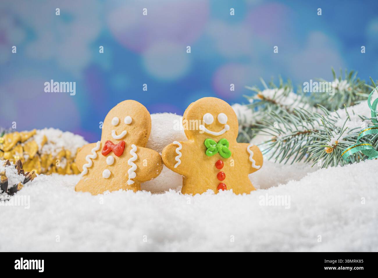 Sfondo natalizio con pan di zenzero 2022. Mood Card per le vacanze. Tradizioni di famiglia, fai da te, concetto di celebrazione. Sfondo festivo con gingerbre fatte in casa Foto Stock