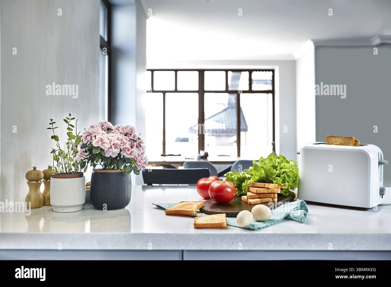 Toast per colazione panino con verdure. Mangiare sano per voi e la vostra famiglia. La prima colazione nell'accogliente cucina. Utile e il cibo gustoso Foto Stock