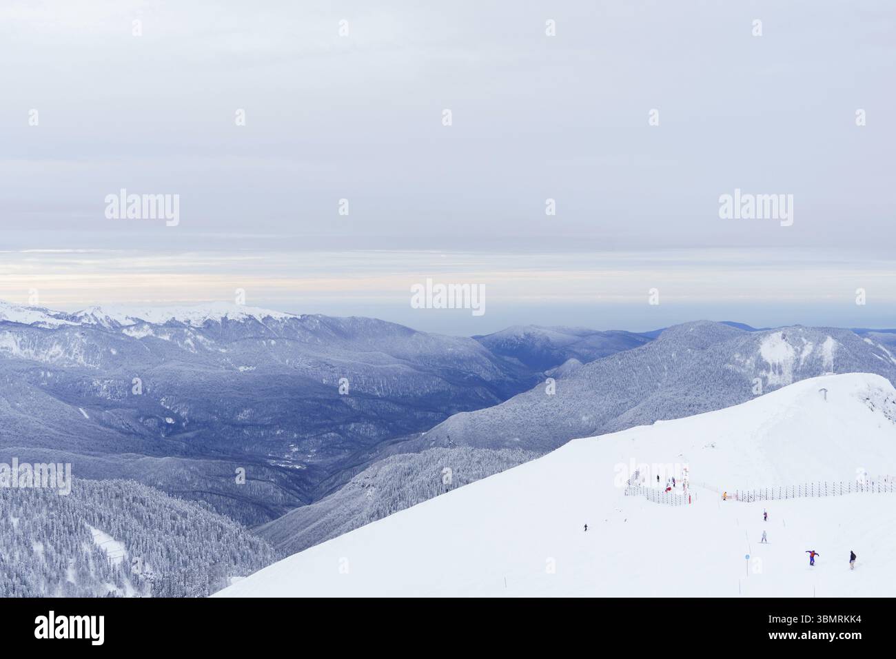 Stazione sciistica alpina a Krasnodar Krai, Russia, situata sulla dorsale di Aibga del Caucaso occidentale lungo l'altopiano di Roza Khutor vicino a Krasnaya Polyana, E. Foto Stock