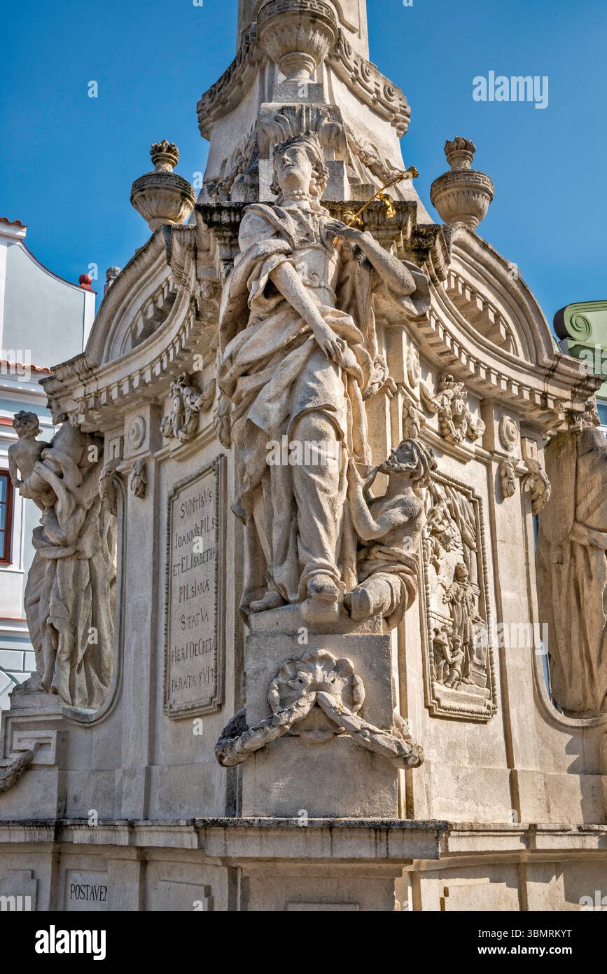 Statua di Santa Elisabetta d'Ungheria, mendicante sulla colonna mariana, 1781, barocco, Masarykovo náměstí (Piazza Masarykovo) nella città di Třeboň, Boemia, Cechia Foto Stock