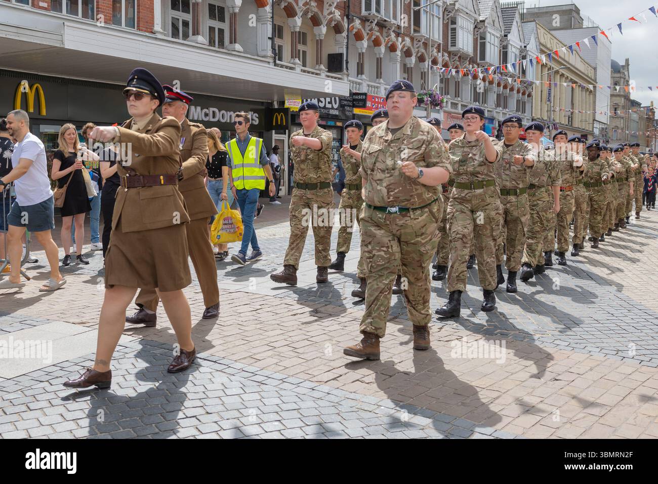 Southend on Sea, Regno Unito. 28 giugno 2025. Il personale militare marcia in formazione lungo Southend High Street durante il giorno delle forze armate 2025. La parata, con membri di servizio in uniforme e cadetti, faceva parte di una celebrazione civica che onorava le forze armate britanniche passato e presente. Gli spettatori fiancheggiavano la strada, con negozi in alto e commerciali sullo sfondo, tra cui McDonald's.. L'evento includeva un servizio di ringraziamento al Victoria Circus e segnò il 80° anniversario di ve e VJ Day. Parata e celebrazione del giorno delle forze armate a Southend High Street. Penelope Barritt/Alamy Live News Foto Stock