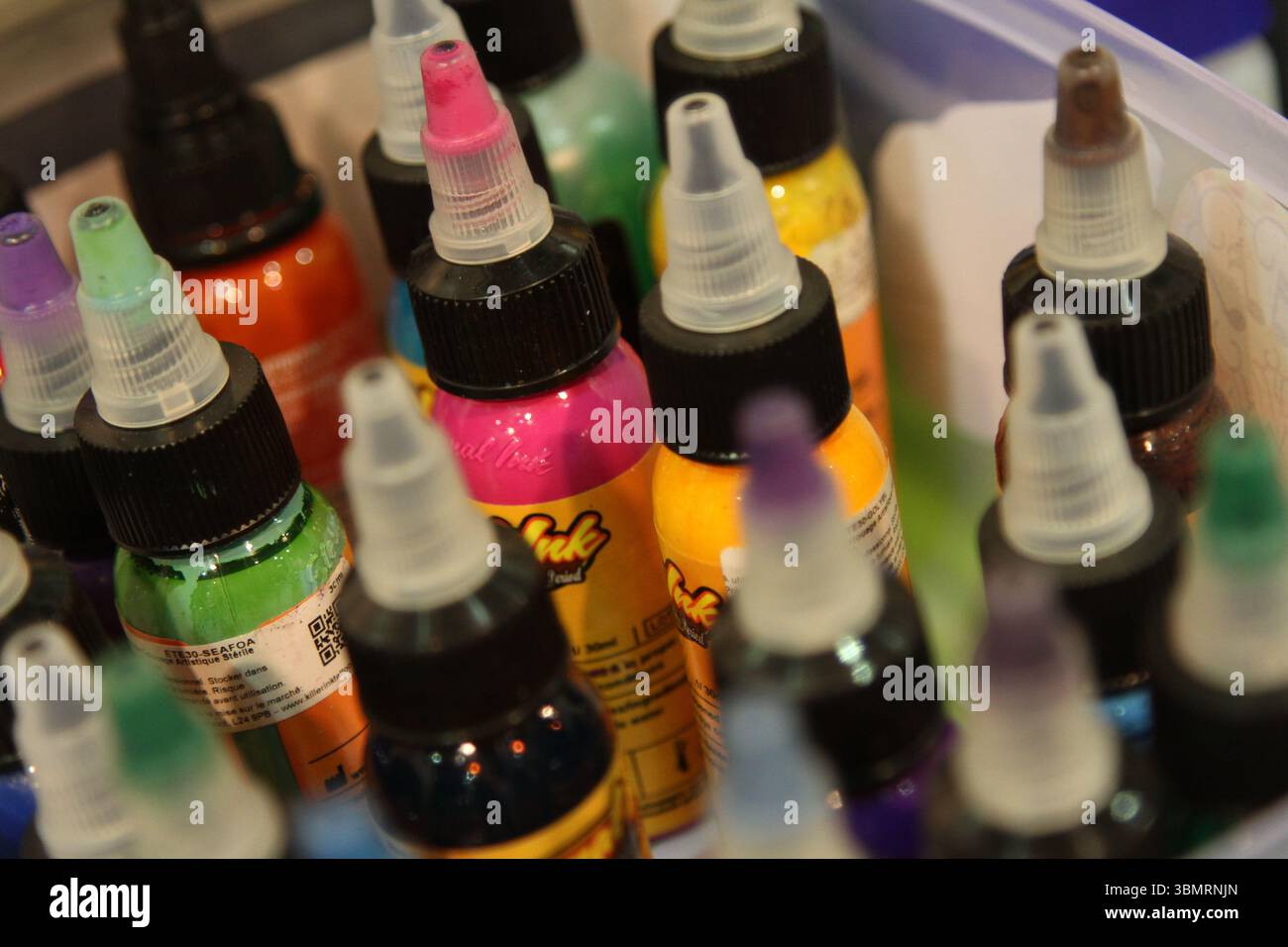 Servizio fotografico in stile documentario per catturare il processo di tatuaggio e i disegni Foto Stock