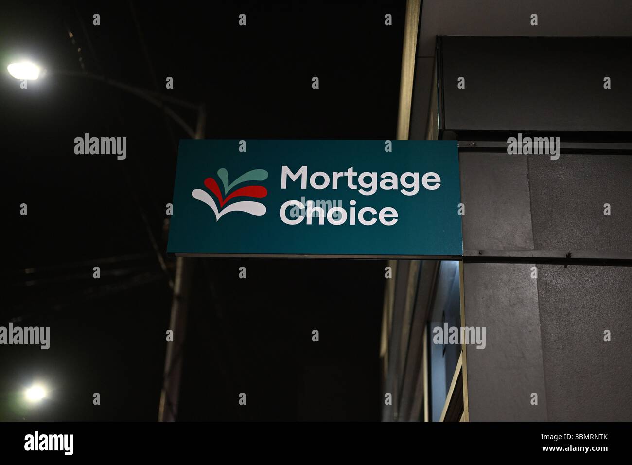 Cartello Green Mortgage Choice fuori da uno degli uffici del broker ipotecario nella periferia di Melbourne, di notte Foto Stock