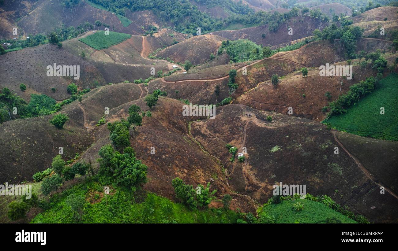 Vista aerea di una montagna che è stata abbattuta e distrutta dagli esseri umani. Vista dall'alto della deforestazione in Thailandia. Distruzione ambientale. Foto Stock