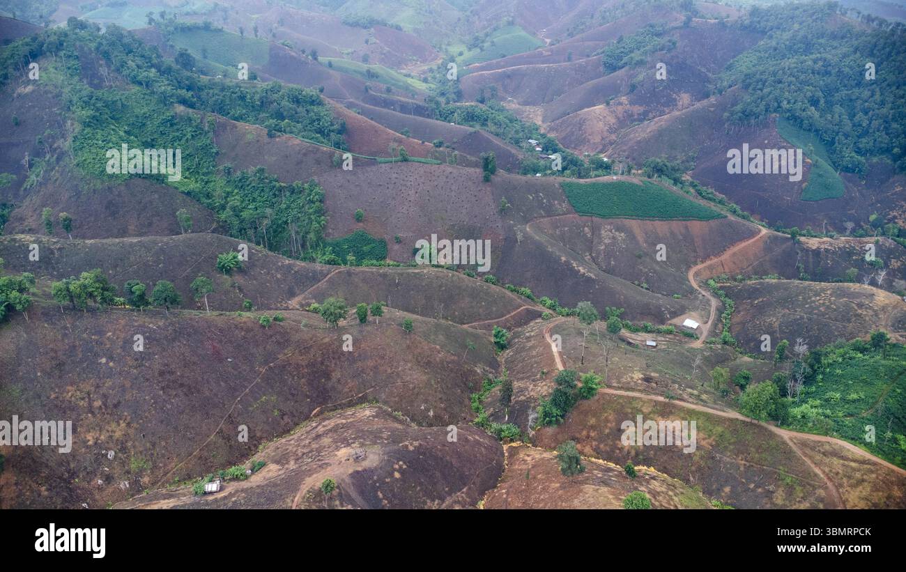 Vista aerea di una montagna che è stata abbattuta e distrutta dagli esseri umani. Vista dall'alto della deforestazione in Thailandia. Distruzione ambientale. Foto Stock