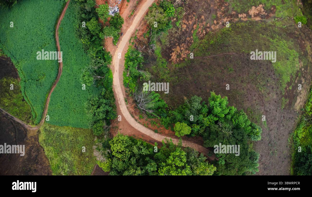 Vista aerea di una montagna che è stata abbattuta e distrutta dagli esseri umani. Vista dall'alto della deforestazione in Thailandia. Distruzione ambientale. Foto Stock