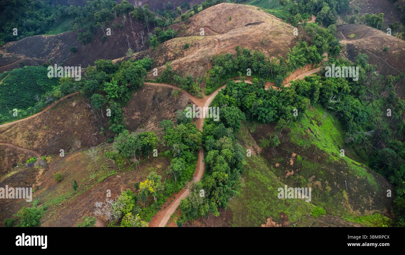 Vista aerea di una montagna che è stata abbattuta e distrutta dagli esseri umani. Vista dall'alto della deforestazione in Thailandia. Distruzione ambientale. Foto Stock