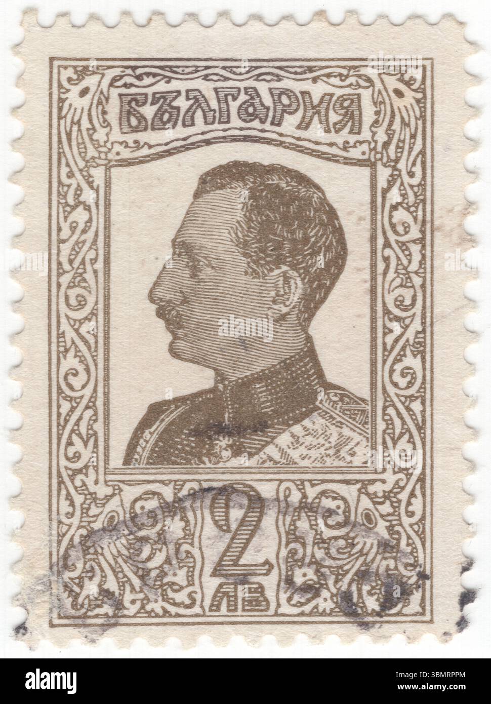 BULGARIA — 1926: 2 lev francobollo marrone oliva raffigurante il ritratto dello zar Boris III. Boris Klemens Robert Maria Pio Ludwig Stanislaus Xaver fu zar del Regno di Bulgaria dal 1918 fino alla sua morte nel 1943. Figlio primogenito di Ferdinando i, Boris salì al trono dopo l'abdicazione di suo padre in seguito alla sconfitta della Bulgaria nella prima guerra mondiale. Secondo il Trattato di Neuilly del 1919, la Bulgaria fu costretta a cedere vari territori, pagare paralizzanti riparazioni di guerra e ridurre notevolmente le dimensioni dei suoi militari Foto Stock