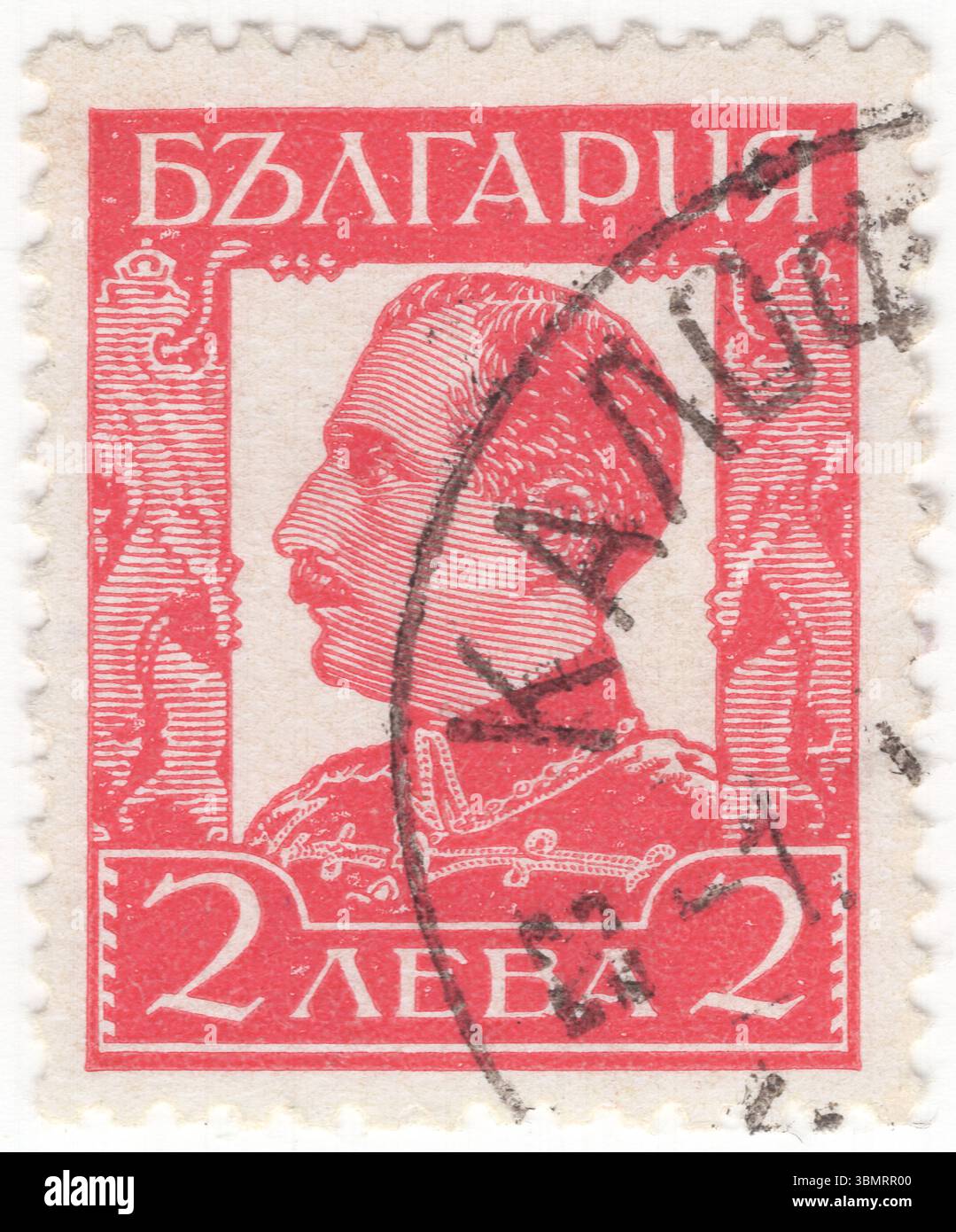 BULGARIA — 1931 aprile: 2 lev carmine francobollo raffigurante il ritratto dello zar Boris III. Boris Klemens Robert Maria Pio Ludwig Stanislaus Xaver fu zar del Regno di Bulgaria dal 1918 fino alla sua morte nel 1943. Figlio primogenito di Ferdinando i, Boris salì al trono dopo l'abdicazione di suo padre in seguito alla sconfitta della Bulgaria nella prima guerra mondiale. Secondo il Trattato di Neuilly del 1919, la Bulgaria fu costretta a cedere vari territori, pagare paralizzanti riparazioni di guerra e ridurre notevolmente le dimensioni dei suoi militari Foto Stock