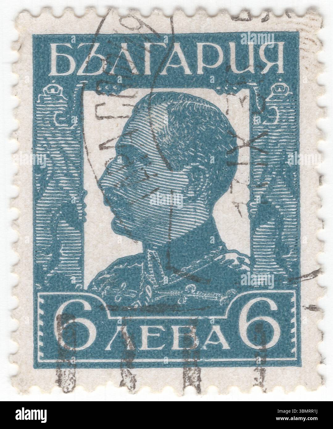 BULGARIA — 1931 aprile: 6 lev francobollo blu profondo raffigurante il ritratto dello zar Boris III. Boris Klemens Robert Maria Pio Ludwig Stanislaus Xaver fu zar del Regno di Bulgaria dal 1918 fino alla sua morte nel 1943. Figlio primogenito di Ferdinando i, Boris salì al trono dopo l'abdicazione di suo padre in seguito alla sconfitta della Bulgaria nella prima guerra mondiale. Secondo il Trattato di Neuilly del 1919, la Bulgaria fu costretta a cedere vari territori, pagare paralizzanti riparazioni di guerra e ridurre notevolmente le dimensioni dei suoi militari Foto Stock
