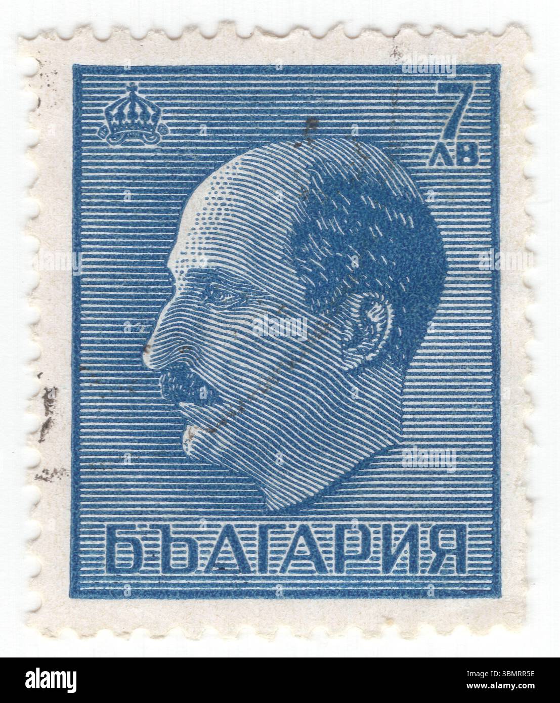 BULGARIA — 1944: Francobollo blu 7 lev raffigurante il ritratto dello zar Boris III. Boris Klemens Robert Maria Pio Ludwig Stanislaus Xaver fu zar del Regno di Bulgaria dal 1918 fino alla sua morte nel 1943. Figlio primogenito di Ferdinando i, Boris salì al trono dopo l'abdicazione di suo padre in seguito alla sconfitta della Bulgaria nella prima guerra mondiale. Secondo il Trattato di Neuilly del 1919, la Bulgaria fu costretta a cedere vari territori, pagare paralizzanti riparazioni di guerra e ridurre notevolmente le dimensioni dei suoi militari Foto Stock