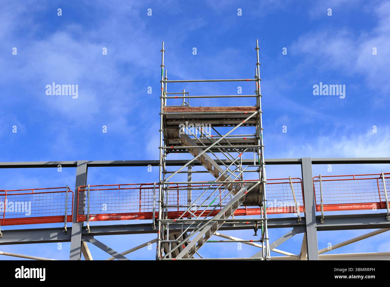 Telaio in acciaio con struttura a scheletro in acciaio e torre per impalcature presso il sito di sviluppo del centro civico radcliffe a radcliffe, Bbury, Greater manchester, regno unito Foto Stock