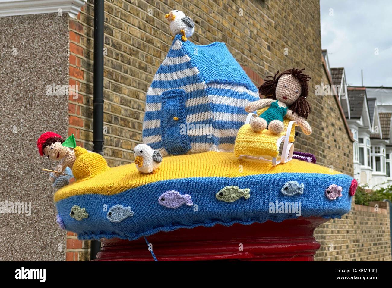 Summer Heat Dome - la copertina della cassetta postale in maglia appare a Ealing, West London, per celebrare l'estate, poi la città si ritrova in un allarme di calore ambra. Giugno 2025 Foto Stock