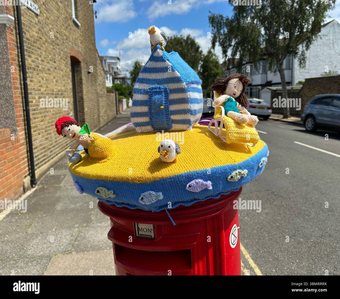 Summer Heat Dome - la copertina della cassetta postale in maglia appare a Ealing, West London, per celebrare l'estate, poi la città si ritrova in un allarme di calore ambra. Giugno 2025 Foto Stock