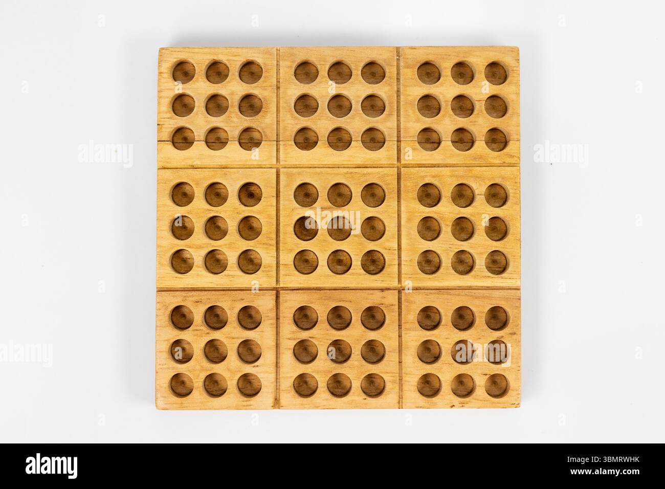 Tabellone da gioco in legno Sudoku Puzzle con griglia e fori per pelli Foto Stock