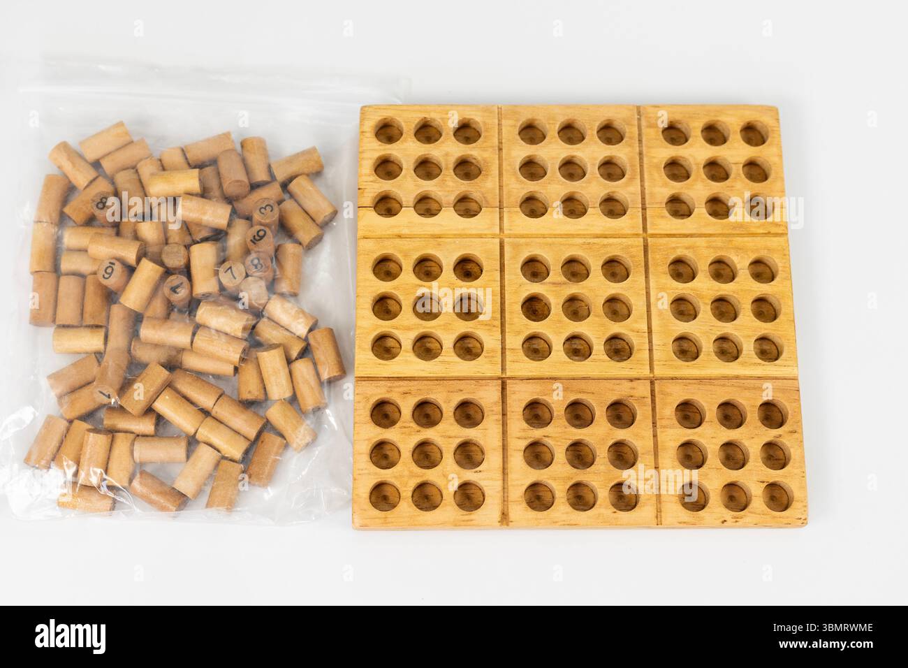 Set Sudoku Puzzle in legno. Scheda con numero di piedini in sacchetto di plastica. Foto Stock