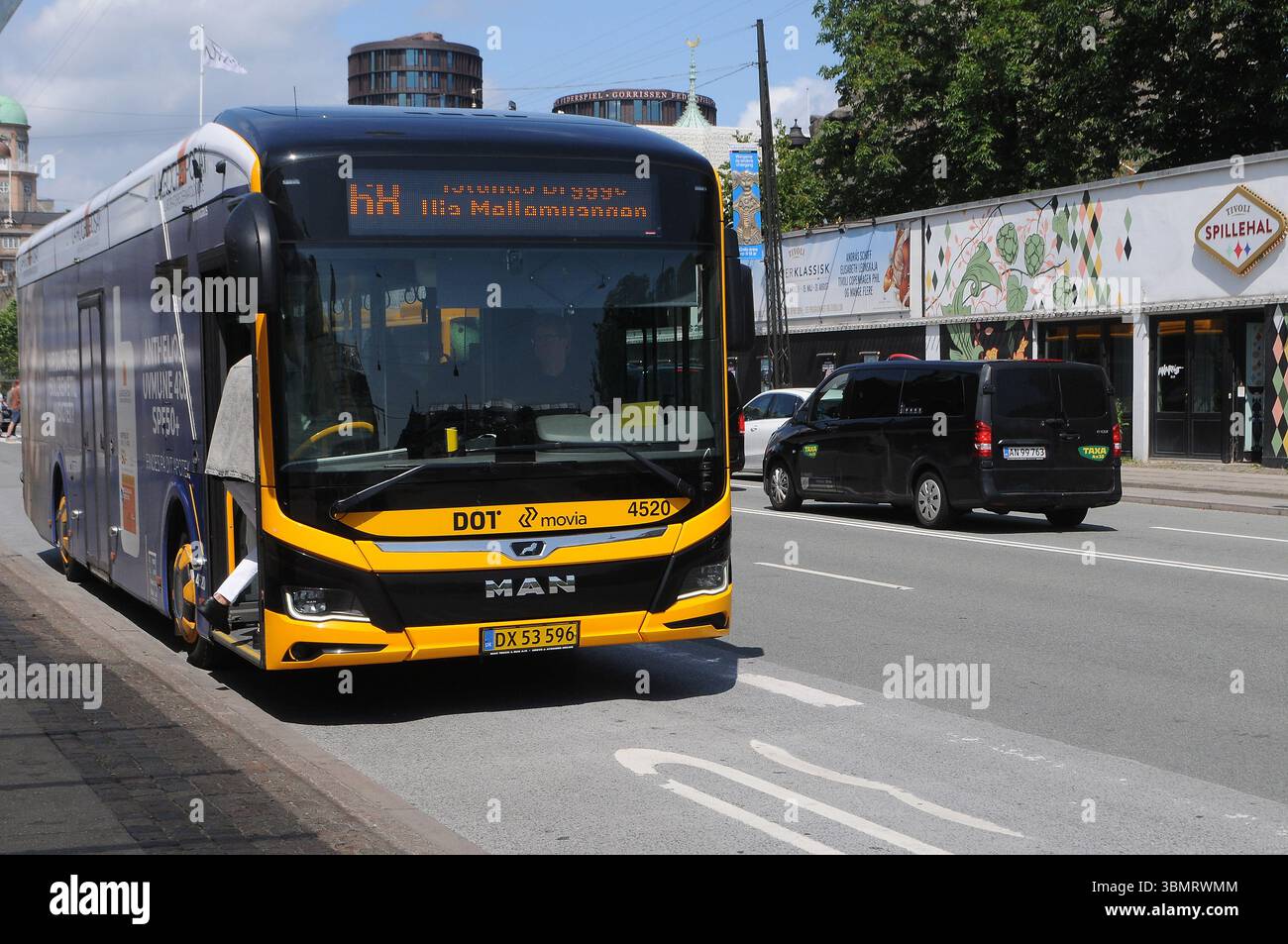 Copenaghen/Danimarca/28 giugno 2025/il bustransport pubblico danese funziona a energia verde o elettrica e guida su corsie degli autobus in danimarca. copenaghen. (Foto.Francis Joseph Dean/Dean Pictures) (non per uso commerciale) Foto Stock