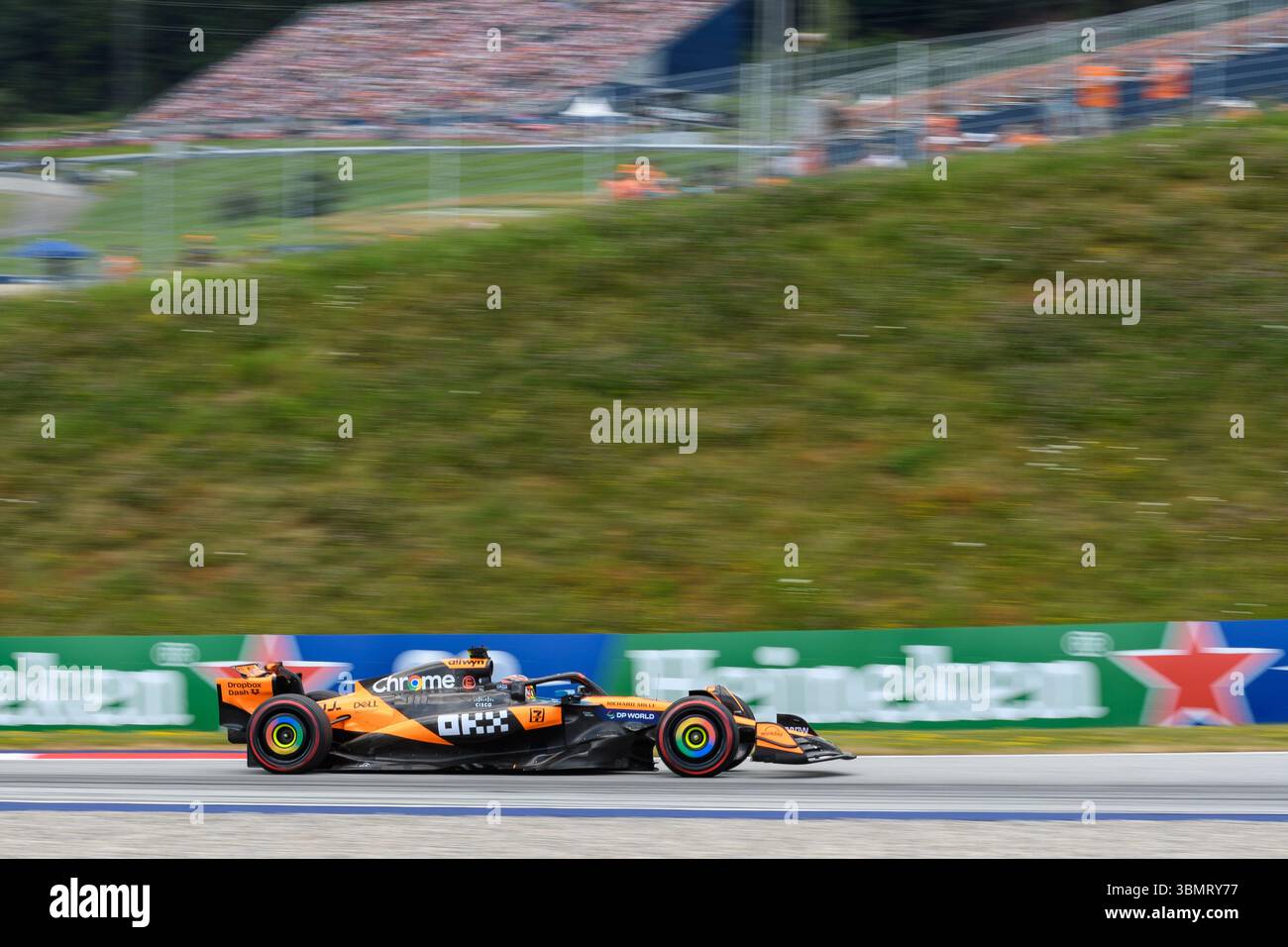 Spielberg, Austria. 28 giugno 2025. Oscar PIASTRI (AUS) alla guida della McLaren alla curva 7 durante le prove libere 3 della MSC 2025 NAVIGA sul GP D'AUSTRIA al Red Bull Ring di Spielberg (Stiria, Austria), 11° round del Campionato del mondo FIA F1 2025. Crediti: Riccardo Righetti/Alamy Live News Foto Stock