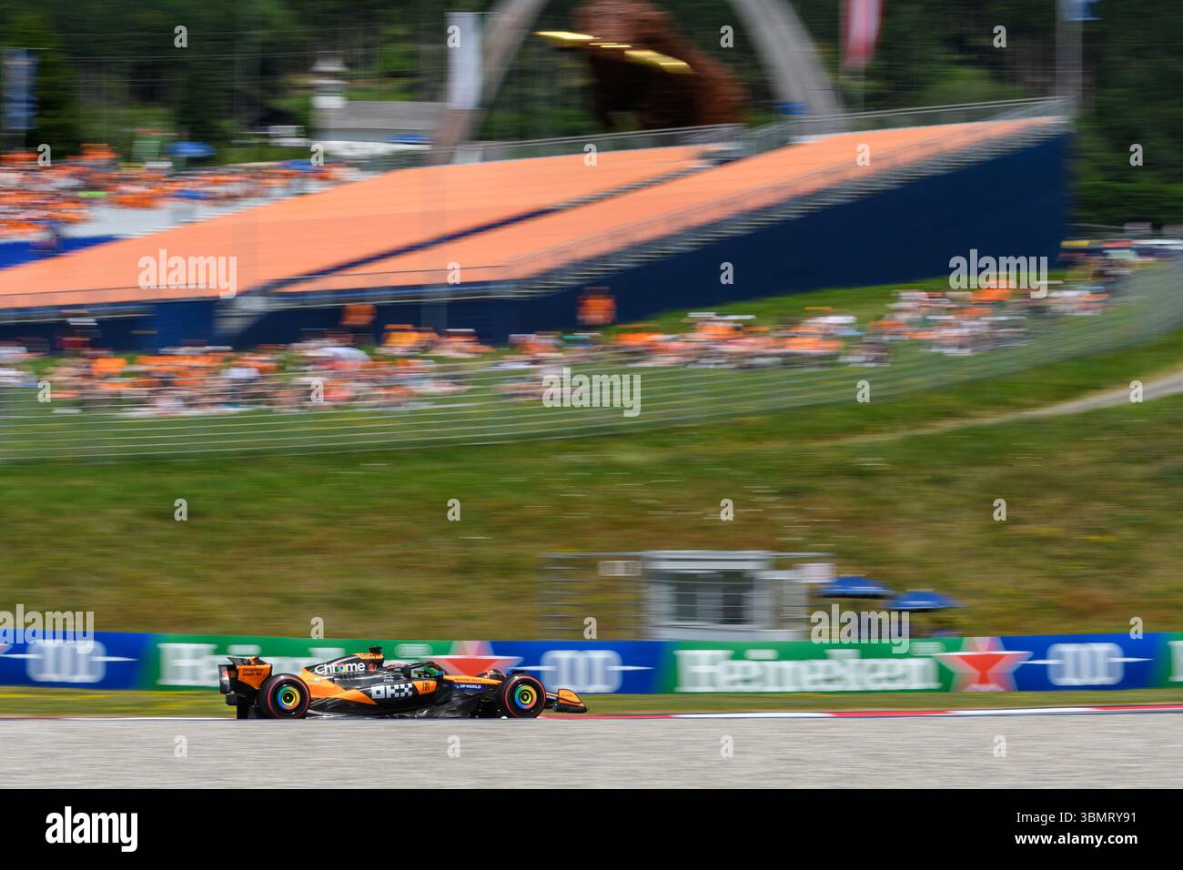 Spielberg, Austria. 28 giugno 2025. Oscar PIASTRI (AUS) alla guida della McLaren alla curva 7 durante le prove libere 3 della MSC 2025 NAVIGA sul GP D'AUSTRIA al Red Bull Ring di Spielberg (Stiria, Austria), 11° round del Campionato del mondo FIA F1 2025. Crediti: Riccardo Righetti/Alamy Live News Foto Stock