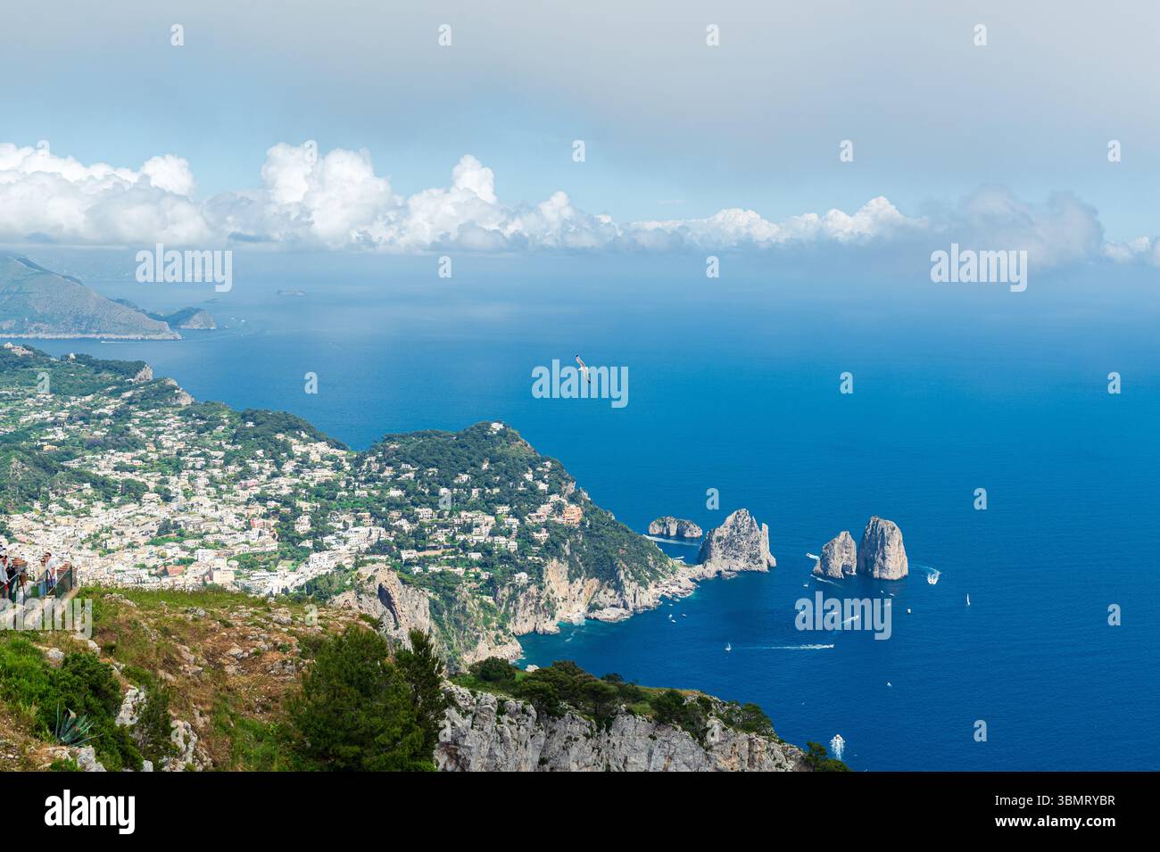 Faraglioni di Capri visti dal punto panoramico Monte Solaro, Anacapri, Isola di Capri, Italia Foto Stock