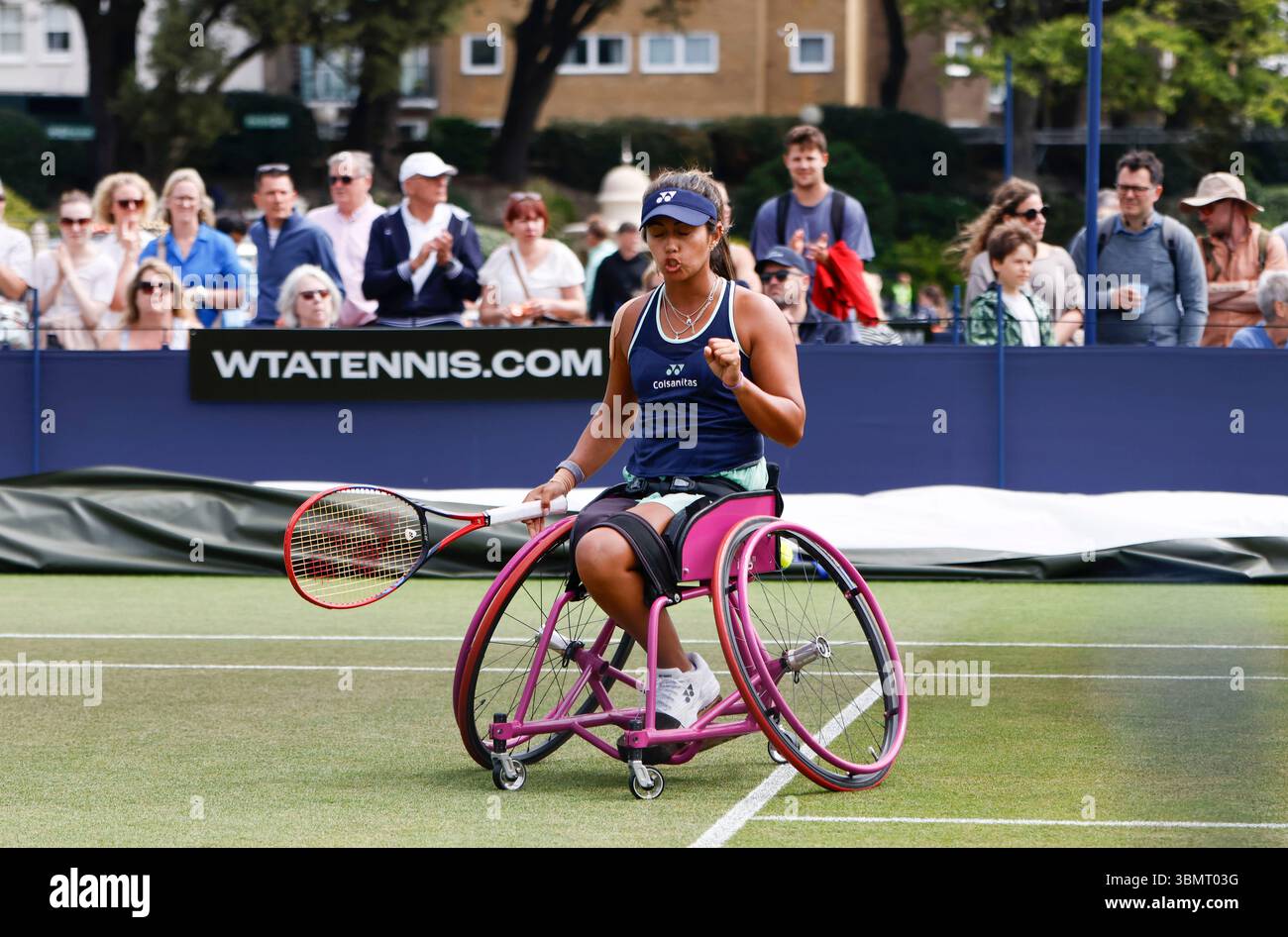 28 giugno 2025; Devonshire Park, Eastbourne, East Sussex, Inghilterra; Lexus International Eastbourne, giorno 6; Angelica Bernal (col) celebra la vittoria del primo set contro Diede De Groot (NED) nella partita finale dell'Uniqlo Wheelchair Tennis Tour Foto Stock