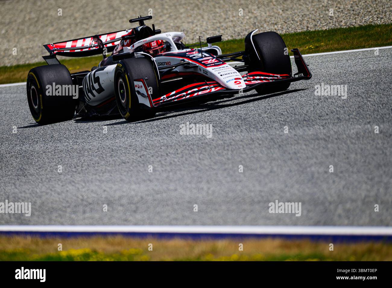 Il pilota francese del MoneyGram Haas F1 Team Esteban Ocon gareggia durante la sessione di prove del Gran Premio di F1 austriaco al Red Bull Ring di Spielberg, in Austria, il 27 giugno 2025. Foto Stock