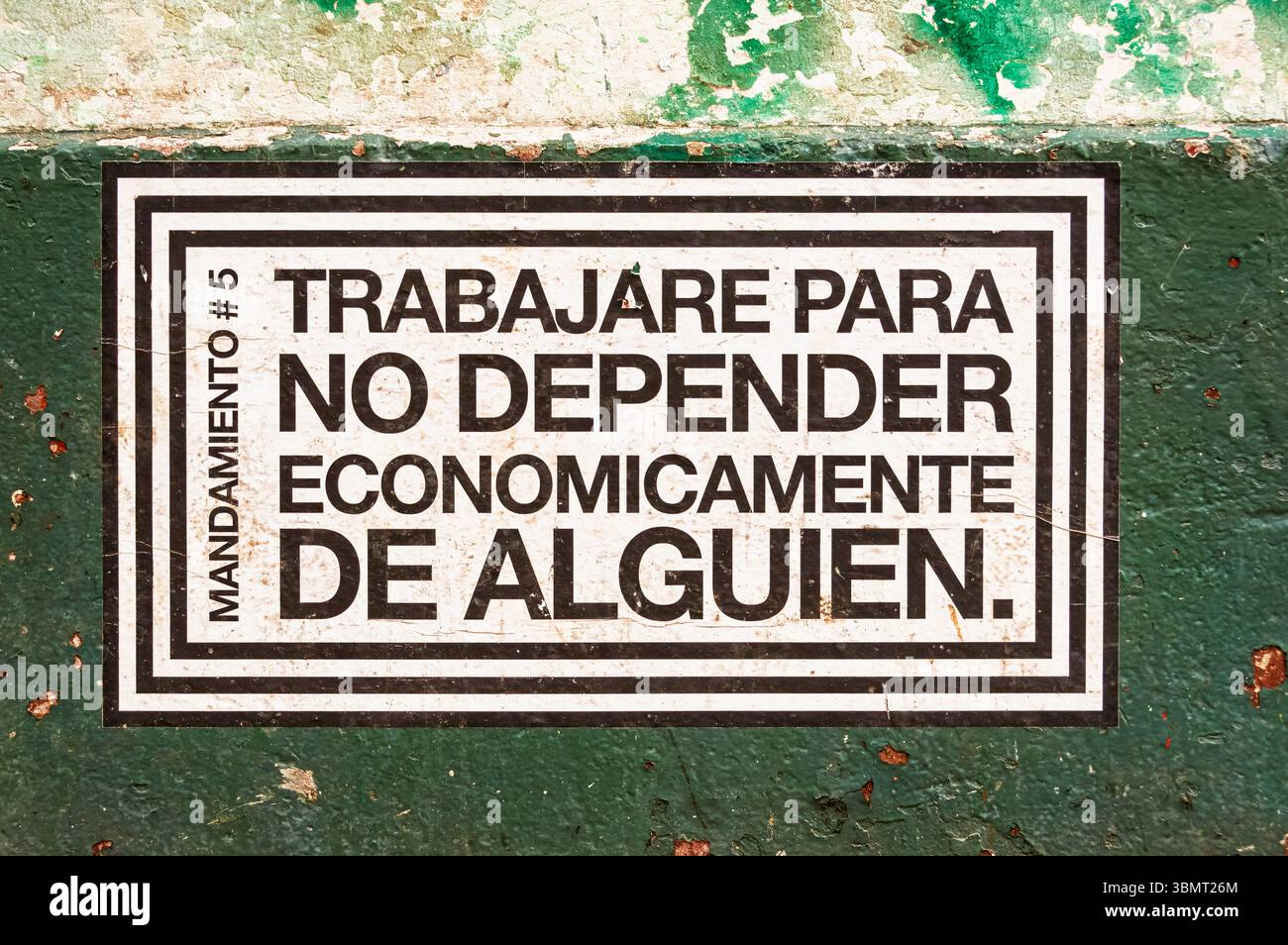 Panama City, Panama, 16 maggio 2024: Comandments of the concrete: Earning Freedom in Old Panama ('COMANDAMENTO #5 LAVORERÒ QUINDI NON DEVO DEPEN Foto Stock