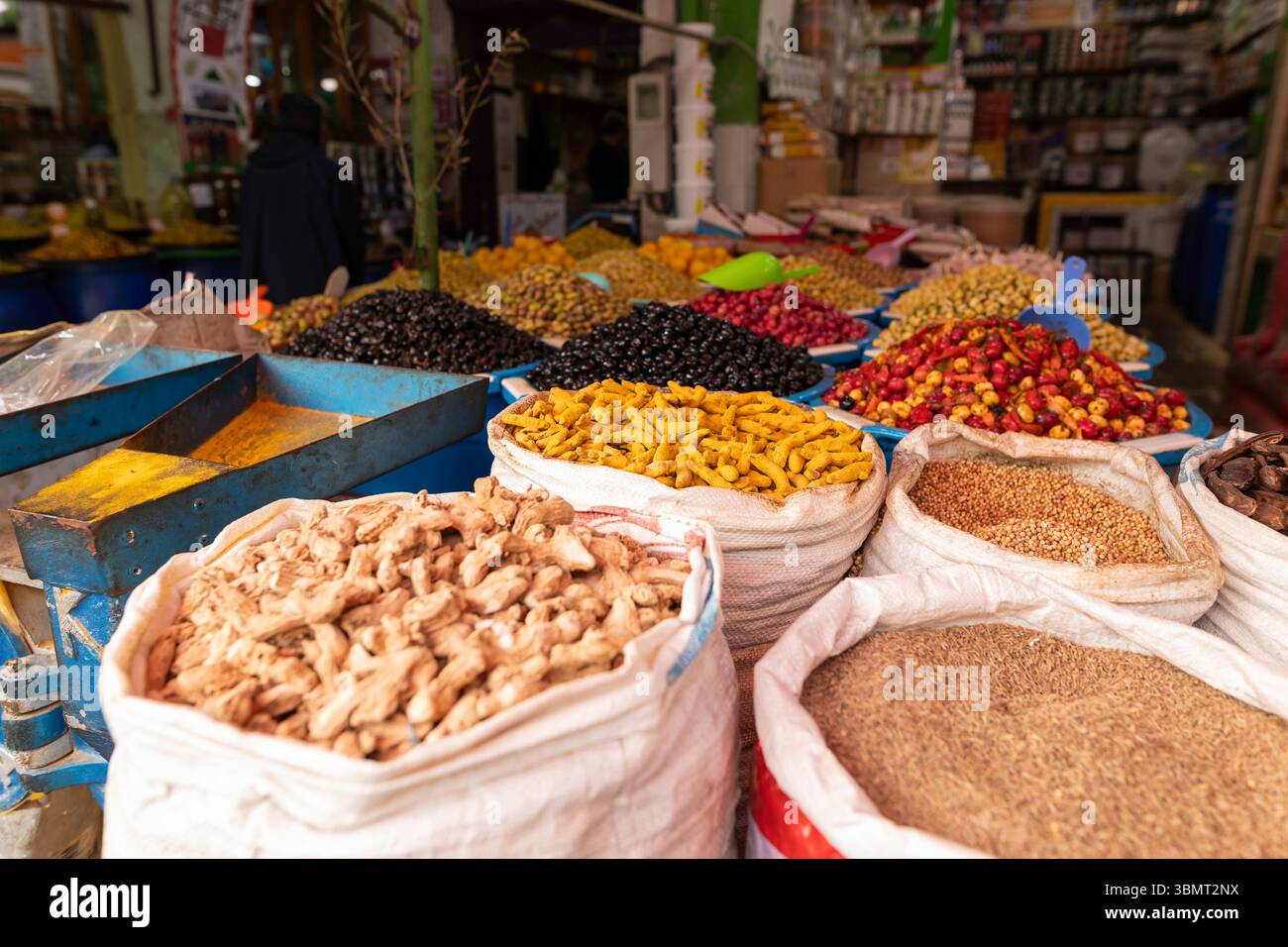 Tradizionale banco di spezie nordafricano in Marocco con spezie colorate, semi e ingredienti secchi: Atmosfera tipica del mercato locale Foto Stock