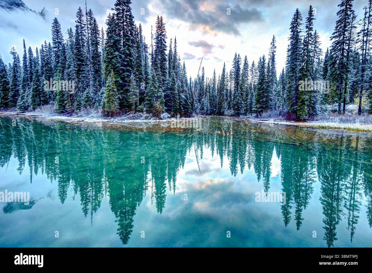 Emerald Lake, British Columbia - 20 ottobre 2017: I paesaggi e la loggia sul lago Emerald dopo una nevicata leggera Foto Stock