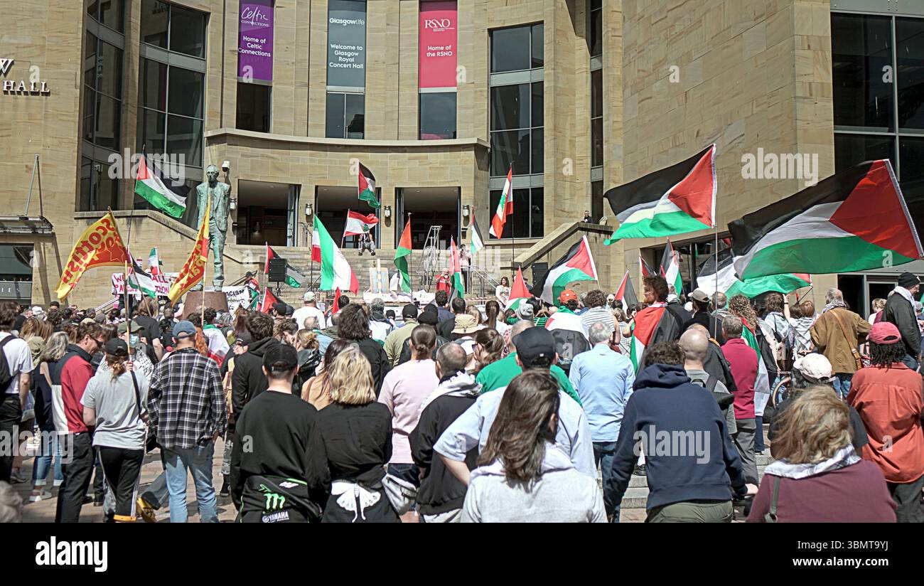 Glasgow, Scozia, Regno Unito. 28 giugno 2025. Dimostrazione di emergenza per l'azione di sostegno alla palestina sui gradini di buchanan presso la sala da concerto reale nel centro della città. Credit Gerard Ferry/Alamy Live News Foto Stock